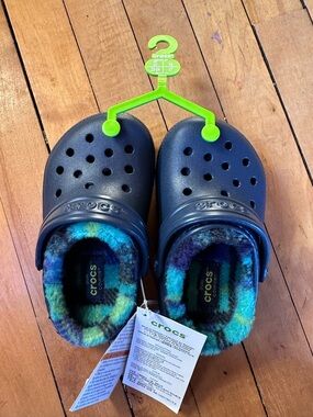 CROCS Kids Navy Clogs with Multicolor Plush Lining